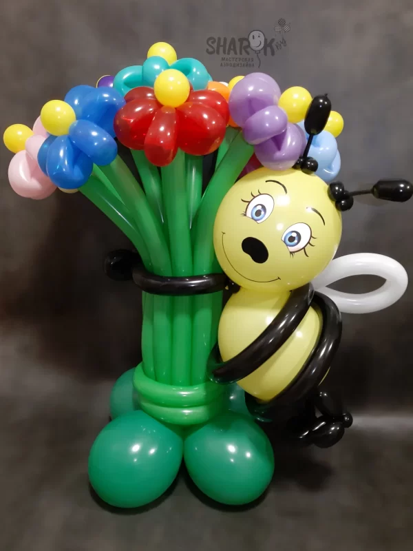 Букет с пчелкой из воздушных шаров
