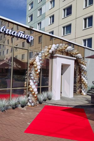Арка из шаров на открытие кафе
