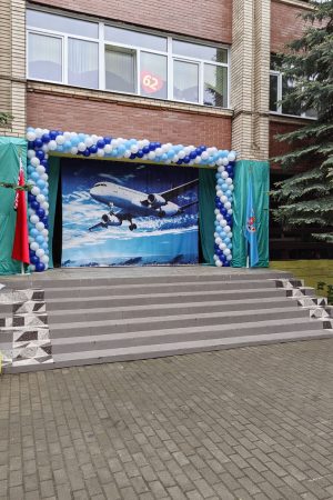 Оформление шарами школьного крыльца