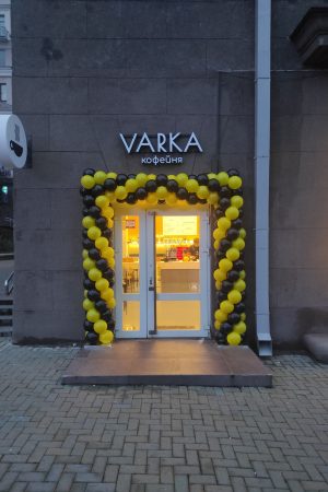 Оформление входа кофейни