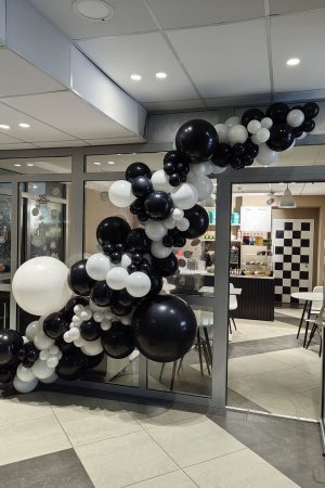 Разнокалиберная гирлянда на открытие кафе