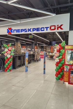 Стойки из шаров с листьями