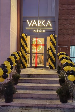 Украшение шарами входной группы