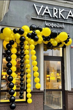 Украшение кофейни шарами