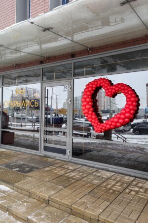 Плетеное сердце из шаров.