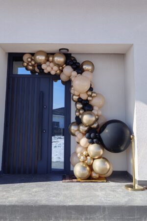 Оформление входа разнокалиберной гирляндой